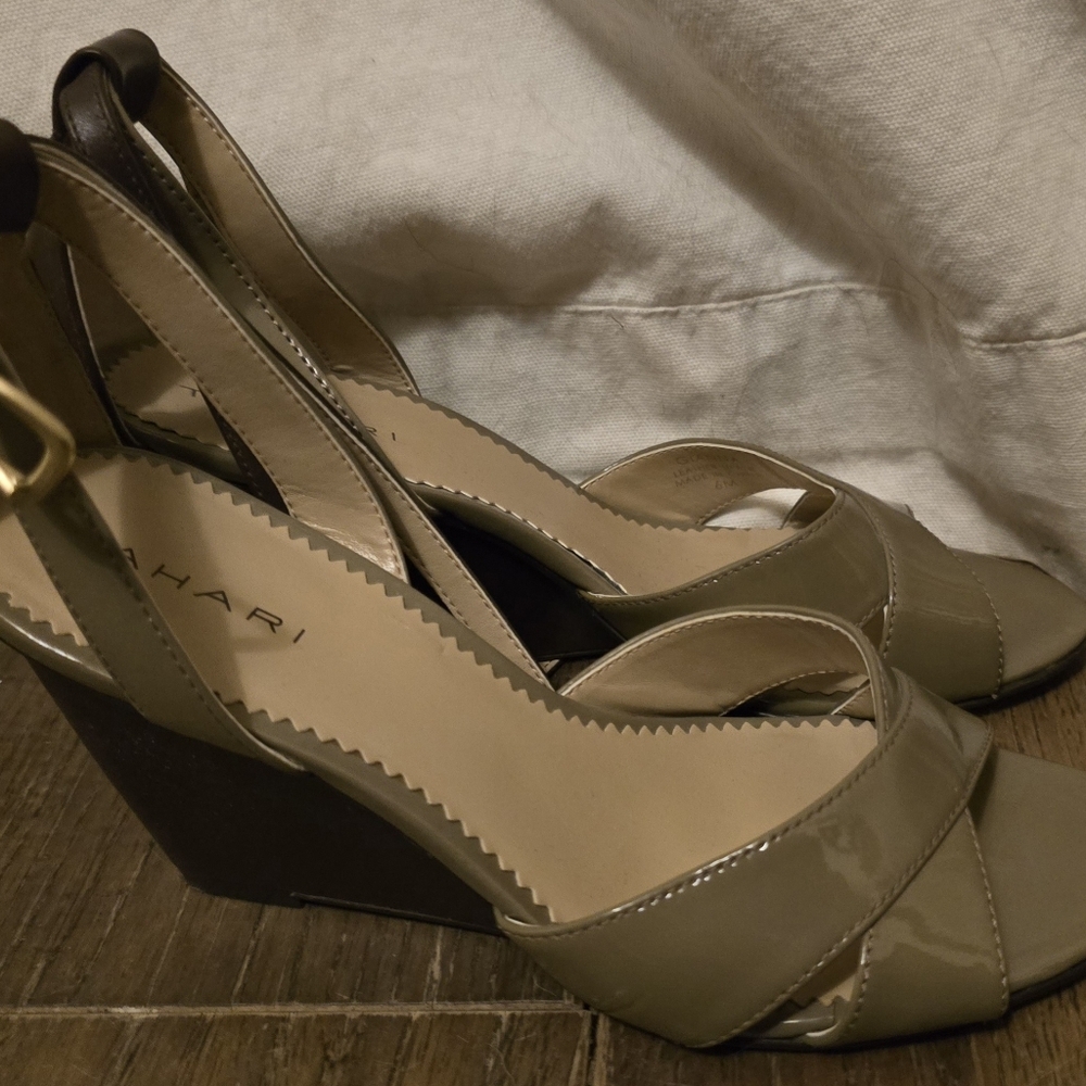 Tahari Gianna Taupe Wedge Sandals - Size 6M - Picture 5 of 7